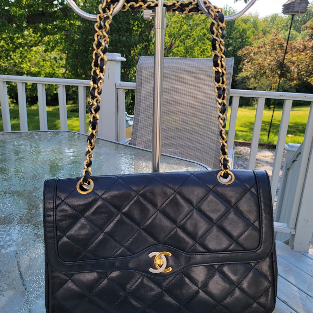 Chic Black Quilted Leather Shoulder Bag - Picture 2 of 16
